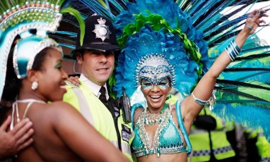 danseuses déguisées et policier 