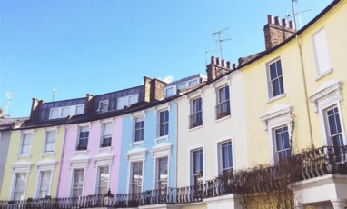 Les maisons jaunes roses et bleus de Primrose Hill